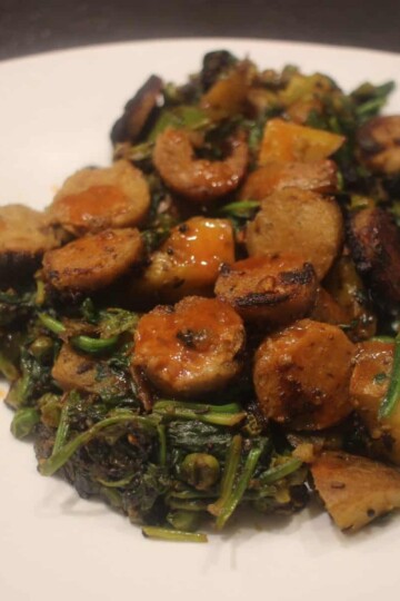 Siped potatoes, peas, greens, seitan sausage, side