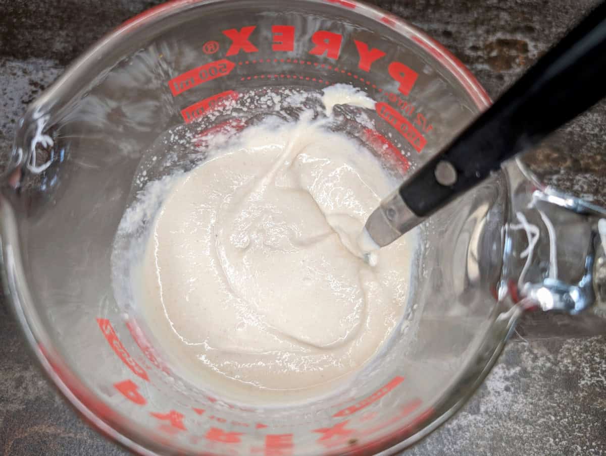 Mix the lemon juice and tahini until smnooth.