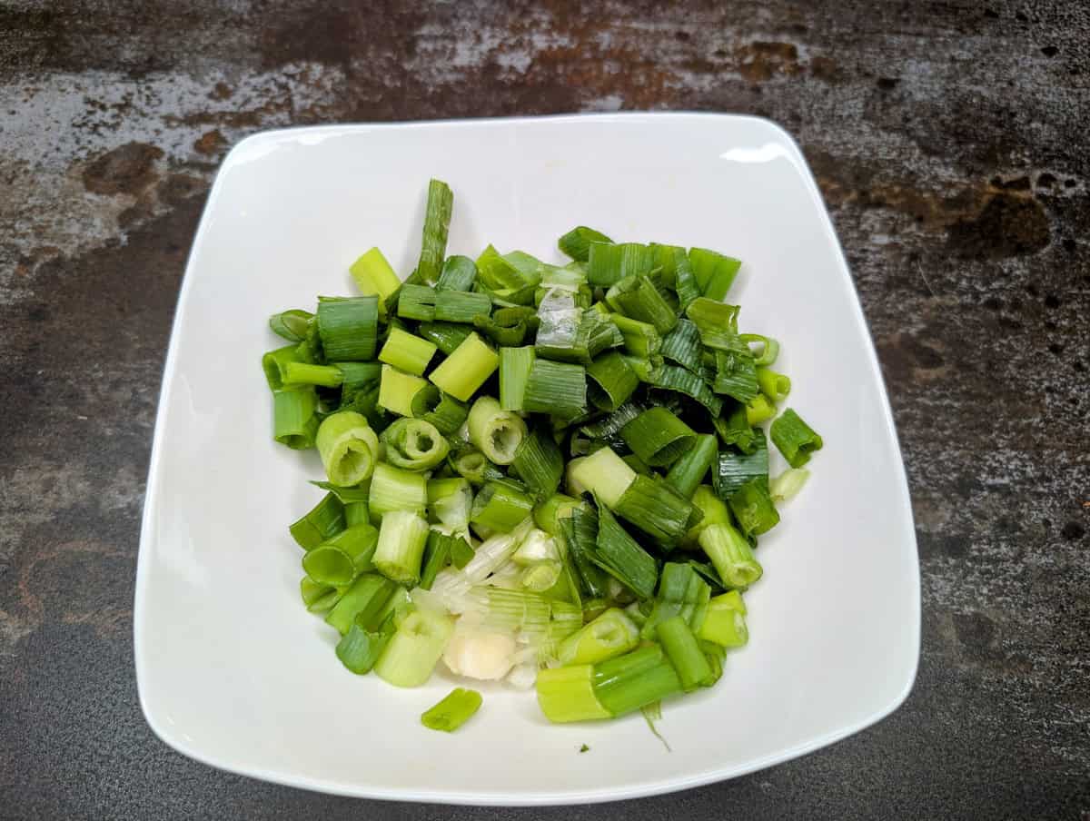 Bibimbap, step 3, chop the scallions into the desired shape and size