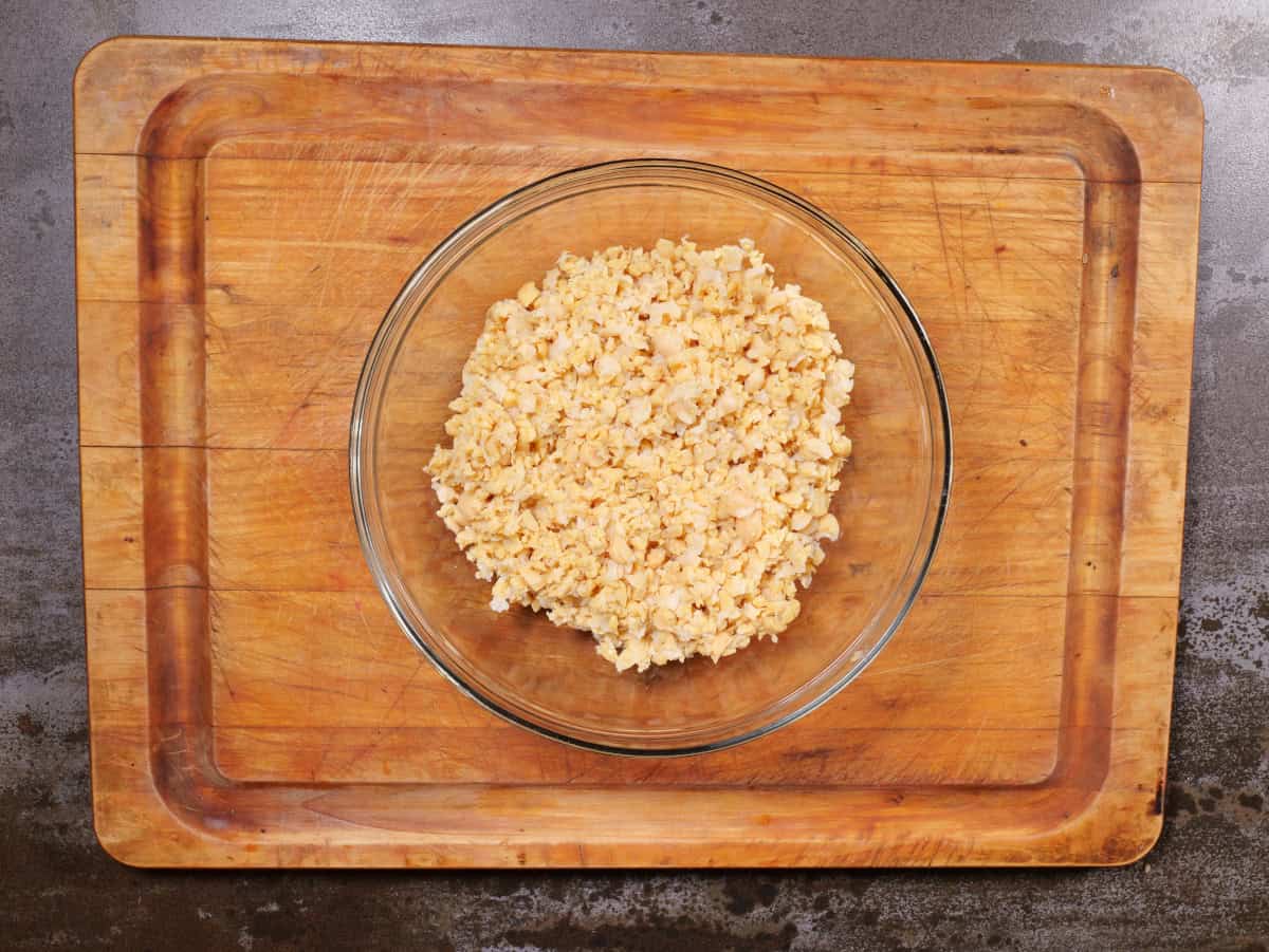 the pulsed chickpeas in a bowl