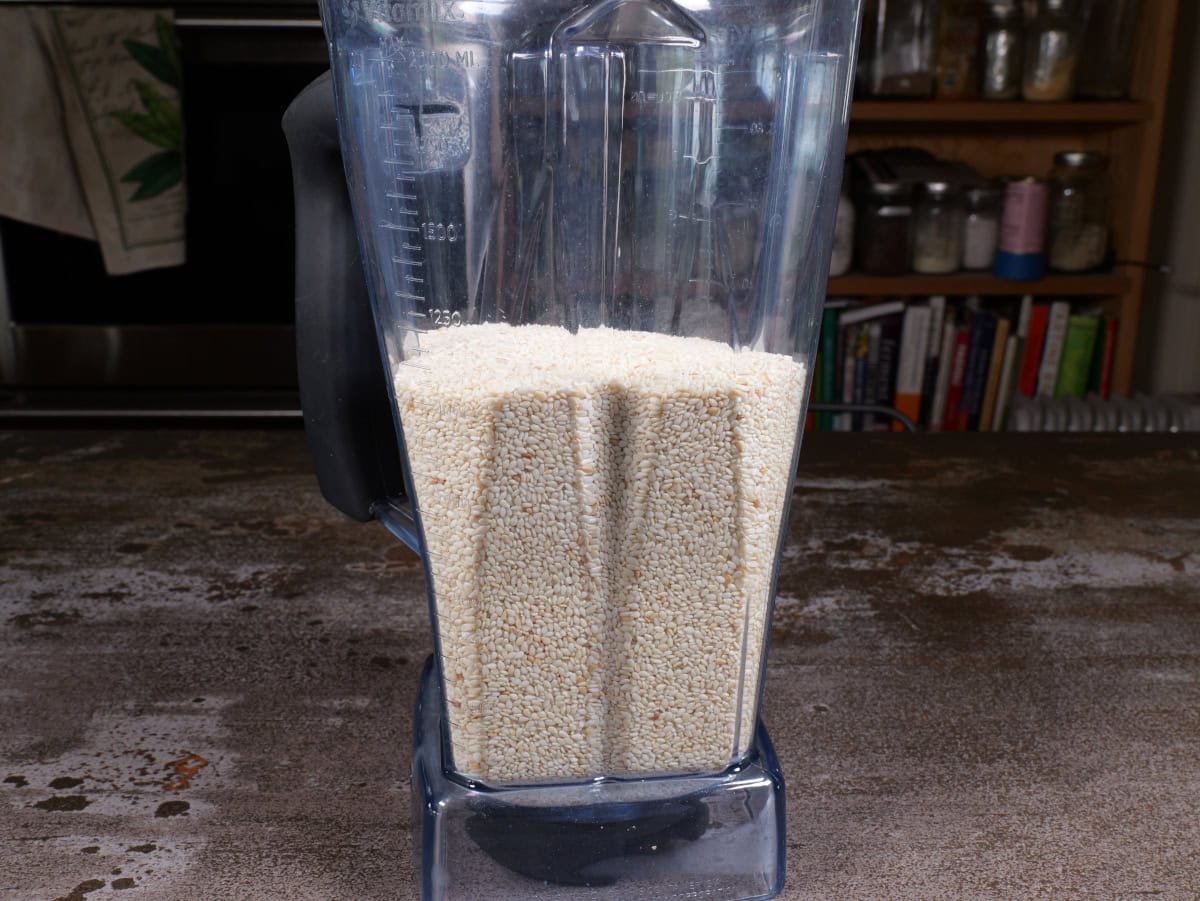 toasted sesame seeds in the blender
