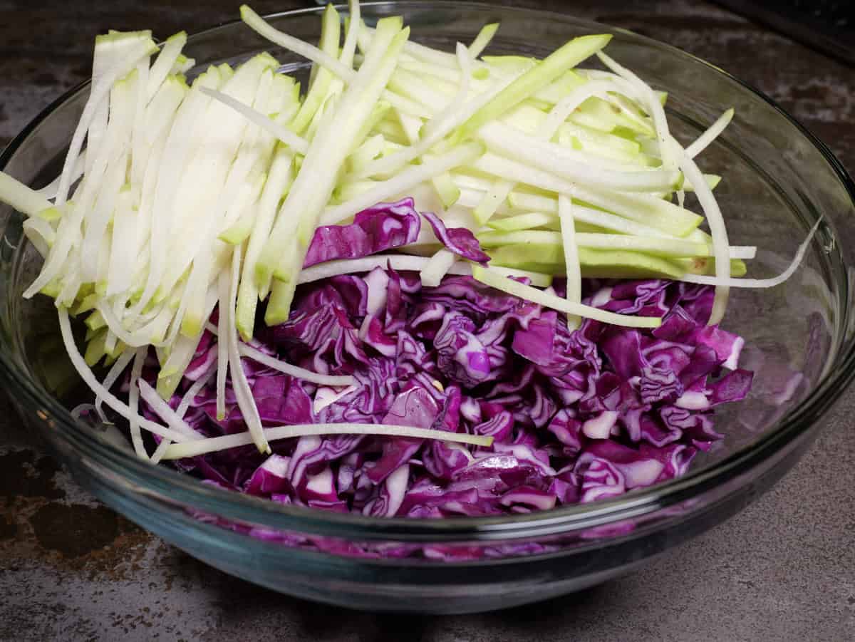 The kohlrabi and red cabbage are placed in a bowl.